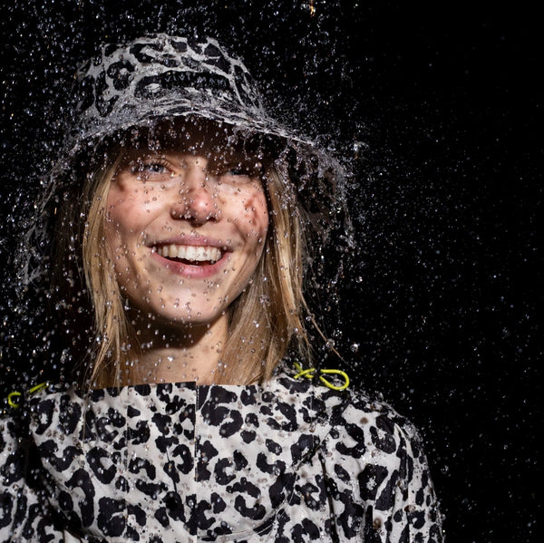 PONCHO - LEO SPLASHES BLACK / SAND